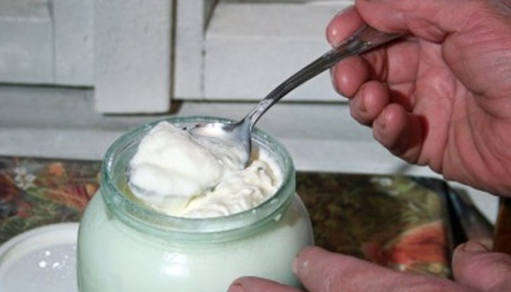 Когато решите да похапнете от кофичката кисело мляко, ще ви направи впечатление, че то отделя вода