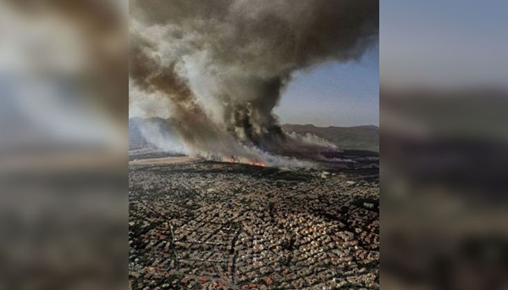 Разпространяващият се пожар в гръцката столица наложи евакуацията на стотици хора