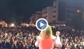 Напук на мерките: Стотици хора без маски на концерт в Берковица