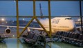 Авиокомпания уволнява близо 600 от неваксинираните си служители