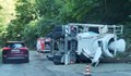Обърнат бетоновоз затвори основния път между София и Самоков