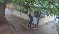 Камери заснеха как жена краде детска чантичка пред сладкарница в Русе