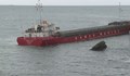 Заседналият край Камен бряг товарен кораб се е наклонил през нощта