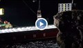 Торове от заседналия кораб се изсипват в морето при претоварването му