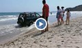 Училищен директор "паркира" джипа си на плажа в Кранево