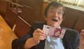 Мика Зайкова се забавлява с банкнота с лика на Татяна Дончева