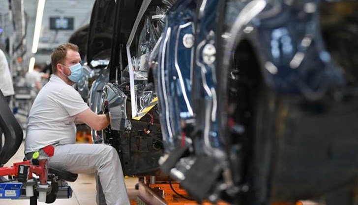 Производителите на автомобили Subaru и Toyota ще направят корекции в работния график на своите фабрики в Япония