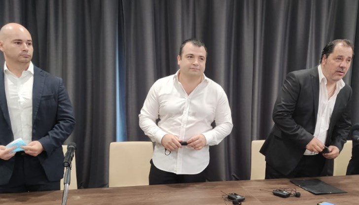 Относно информацията, че бившите служебни министри Кирил Петков и Асен Василев преговарят за явяване на предстоящите избори с мандата на СЕК, Георги Манев заяви, че до момента не са водени такива разговори