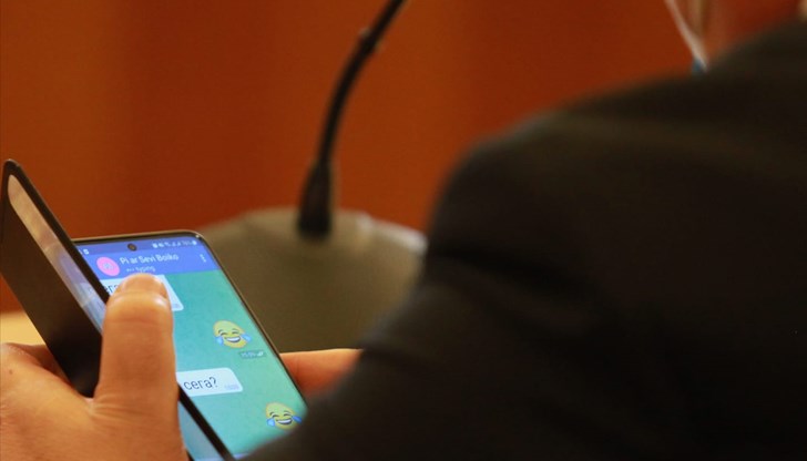 В нормалния свят, както обичаме да казваме в България, след такива чатове главният прокурор вече нямаше да е главен прокурор