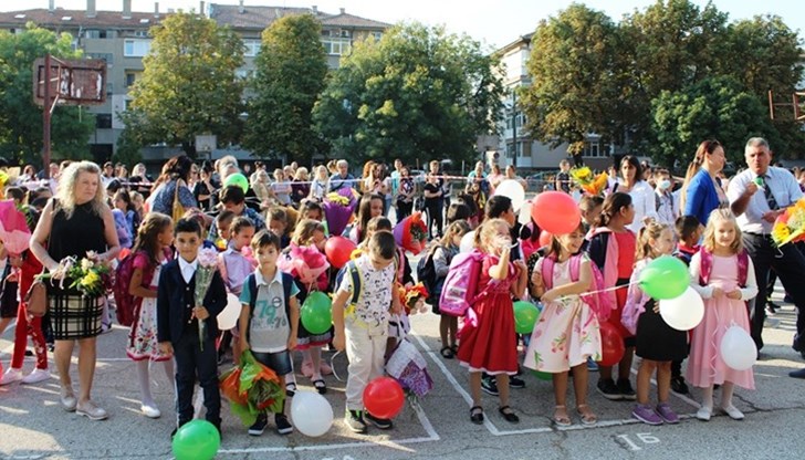 Подариха 56 балона на най-малките ученици