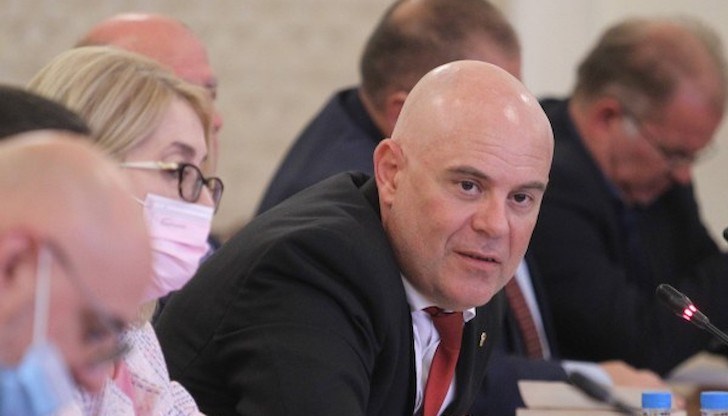 Срещу промените се изказаха депутатите от ГЕРБ-СДС, представляващият Висшия съдебен съвет Боян Магдалинчев и главният прокурор Иван Гешев Срещу промените се изказаха депутатите от ГЕРБ-СДС, представляващият Висшия съдебен съвет Боян Магдалинчев и главният прокурор Иван Гешев