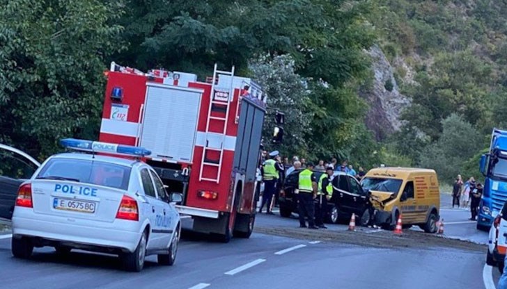 Двама души са ранени при челен удар между два леки автомобила