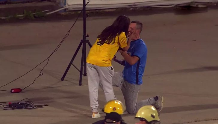 Един от феновете на “сините” предложи брак на своята любима