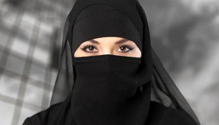 Също така, само жени или „възрастни мъже“ с добра репутация трябва да преподават на момичета Също така, само жени или „възрастни мъже“ с добра репутация трябва да преподават на момичета