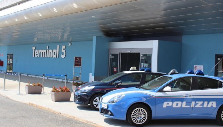 Мъжът работи в пункт за продажба на билети за игрите "Изтрий и спечели" в Неапол, където възрастна жена спечели сумата