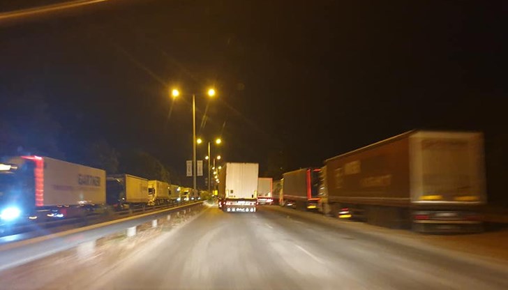 Дори и в полунощ движението по пътя от Мартен до Русе е мисия невъзможна