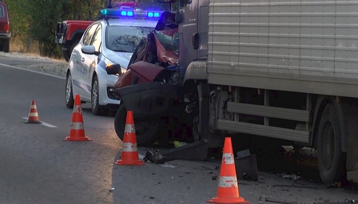 Сблъскали са се лек автомобил и камион
