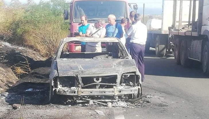 Пламъците са обхванали сухи треви, храсти и широколистната гора