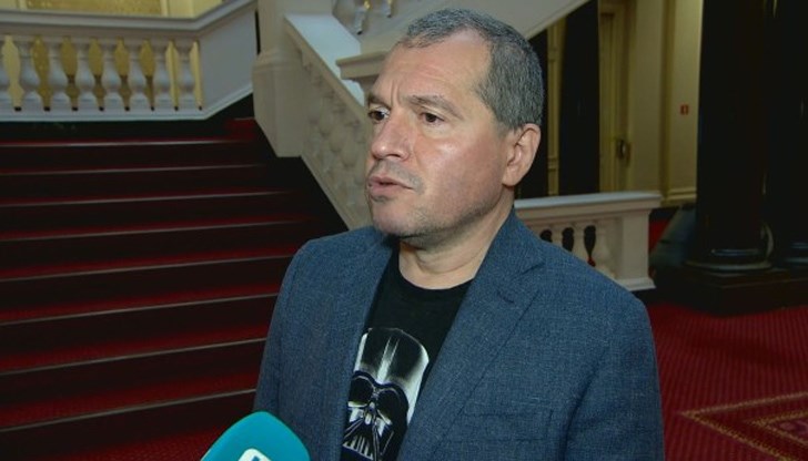 „Това, което се вижда в парламента, е, че абсолютно не им пука за хората с това, което направиха вчера. Едно наддаване, маскирано под формата на грижа за пенсионерите, а всъщност се залагат едни разходи, които ги няма“, каза Йорданов