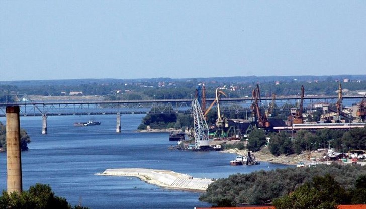 Целта е фериботът да бъде ползван за тежкотоварния трафик, като на този етап идеята е да има два кораба, като на денонощие да се обслужват над 200 камиона в едната посока Целта е фериботът да бъде ползван за тежкотоварния трафик, като на този етап идеята е да има два кораба, като на денонощие да се обслужват над 200 камиона в едната посока