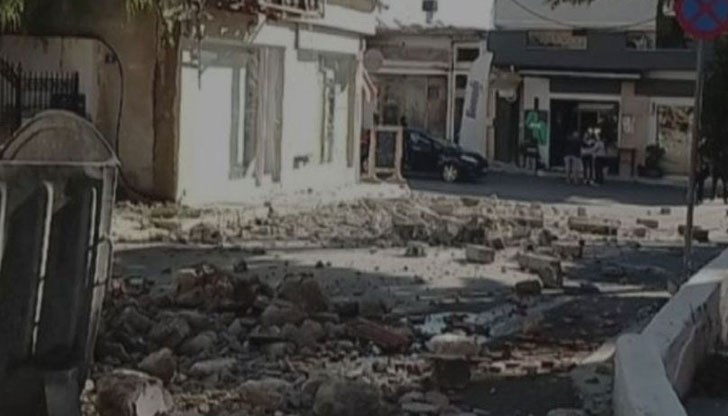 Има щети на пътищата, паднали са покриви на сгради, стени на къщи са съборени Има щети на пътищата, паднали са покриви на сгради, стени на къщи са съборени