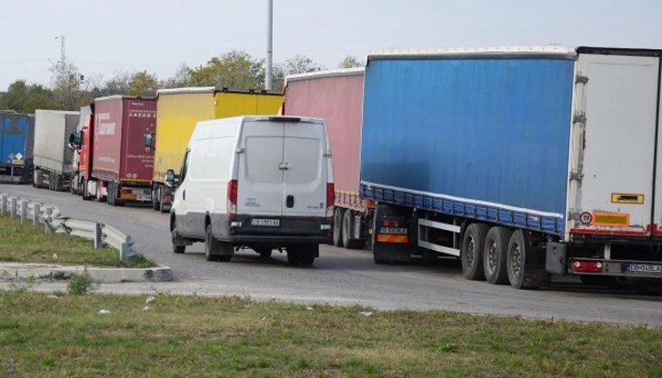 Огнеборци са чистили разлив на гориво след инцидента Огнеборци са чистили разлив на гориво след инцидента