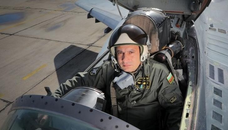 Момчета, нито тези политически гниди, нито тази колония Ви заслужава. Ако продължите да "служите", вие ще загинете без война и без никакъв смисъл