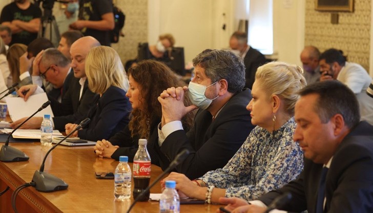 Очевидно много хора идват да се отчетат пред главния прокурор колко самоотвержено дерат ризи затова да бъде непокътната цялата инфраструктура на репресията в България