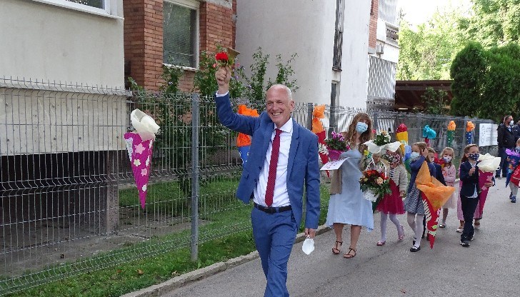 На въпроса защо е избрал да кандидатства за позиция точно в София, Милес отговаря, че той и съпругата му през последните години силно се интересуват от Източна Европа На въпроса защо е избрал да кандидатства за позиция точно в София, Милес отговаря, че той и съпругата му през последните години силно се интересуват от Източна Европа