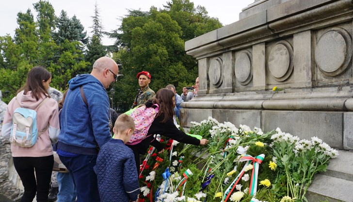 Церемонията се състоя в центъра пред Паметника на свободата