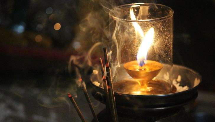 Изгарянето на свещи освобождава летливи органични съединения и прахови частици във въздуха