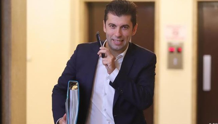 "Атаката срещу Кирил Петков цели да обезсмисли и да постави под въпрос легитимността на всички актове на служебния кабинет", заяви Радев "Атаката срещу Кирил Петков цели да обезсмисли и да постави под въпрос легитимността на всички актове на служебния кабинет", заяви Радев