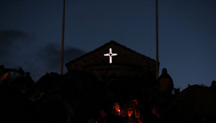 Вярва се, че когато човек спи на открито на Кръстова гора, Господ лекува в съня