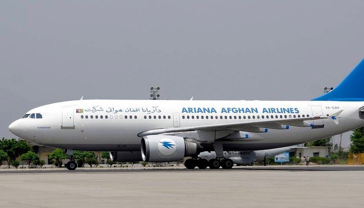 Два самолета със сътрудници на ООН, които преди това бяха евакуирани от Афганистан, кацнаха в неделя в Кабул