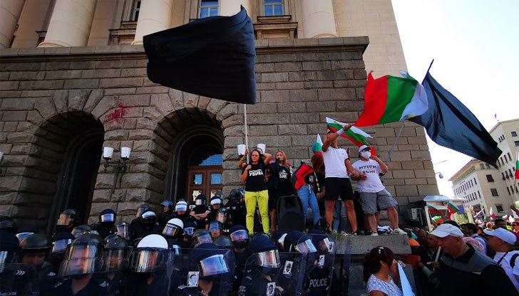 "Великото народно въстание" бе на 56-ата вечер на антиправителствени протести в София "Великото народно въстание" бе на 56-ата вечер на антиправителствени протести в София