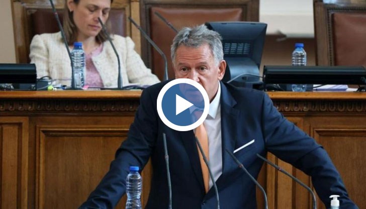 Даряването на ваксини на AstraZeneca скара здравния министър и ГЕРБ