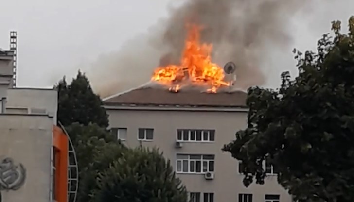 Изгорял е покривът на библиотеката на висшето учебно заведение