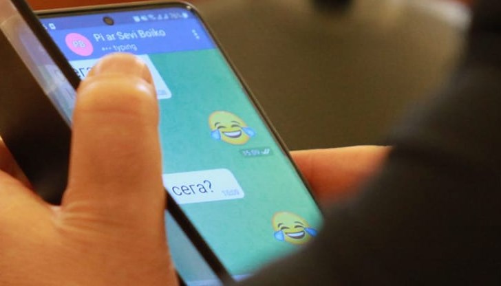 Днес с чата си по време на комисия с ПР-а на Бойко заби поредния пирон