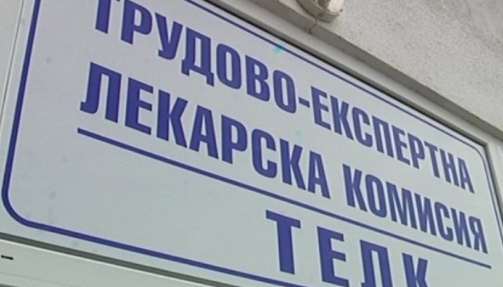 Задържани за 24 часа са 6 лица, като 5 от тях са лекари. Иззети са множество документи и големи суми пари