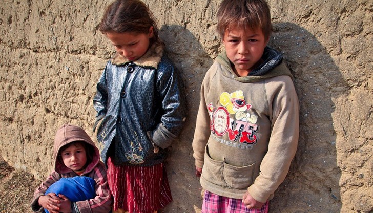 „Има населени места, където, освен училища, липсва интернет, липсва GSM-сигнал, липсва и електричество в семейства с деца.“ Вие чухте ли това?! Деца на тъмно, в 21-ви век, в европейска България! „Има населени места, където, освен училища, липсва интернет, липсва GSM-сигнал, липсва и електричество в семейства с деца.“ Вие чухте ли това?! Деца на тъмно, в 21-ви век, в европейска България!