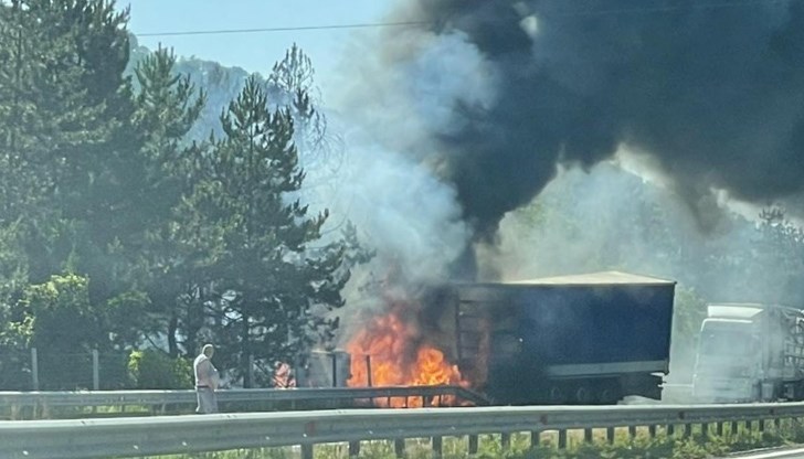 Трафикът временно беше ограничен и пренасочен по обходен маршрут до потушаване на пожара Трафикът временно беше ограничен и пренасочен по обходен маршрут до потушаване на пожара