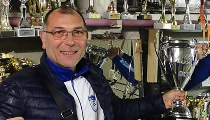 Йордан Джамбазов е по-популярен с успехите си като треньор и създател на клуба по стрелба с лък „Джамбо” в Русе Йордан Джамбазов е по-популярен с успехите си като треньор и създател на клуба по стрелба с лък „Джамбо” в Русе