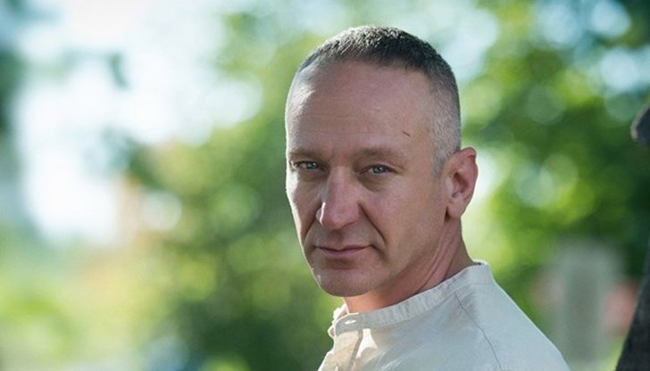 Талантливият актьор Деян Донков от години пише стихове, но вече е готова и първата му книга с тях