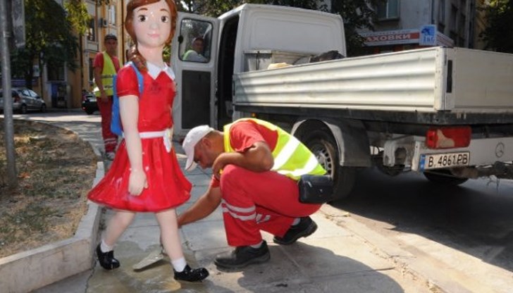 Поставянето на фигурите, които са в реален детски размер заостря вниманието на шофьорите преди пешеходната пътека и ги подсеща да намалят скоростта и да осигурят предимство на пешеходците и особено на децата Поставянето на фигурите, които са в реален детски размер заостря вниманието на шофьорите преди пешеходната пътека и ги подсеща да намалят скоростта и да осигурят предимство на пешеходците и особено на децата