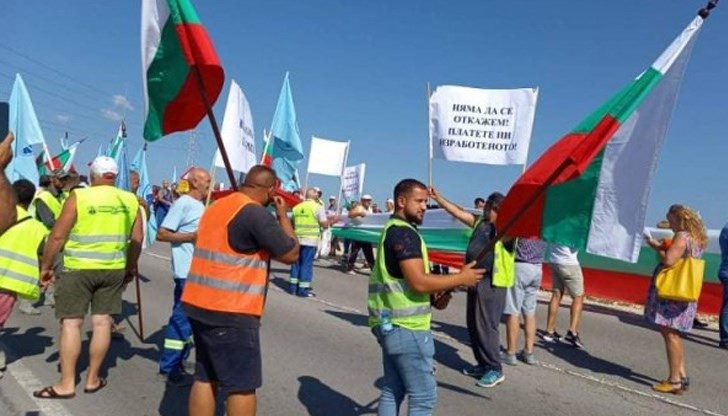 Раздадени са преди 2 години 1 млрд. лв на 5-6 „наши“ фирми авансово – ей тъй, на доверие - да строят по „Хемус“ както и когато им се ще. После „нашите“ фирмаджии са прибрали парите и не са платили на строителите - а тия дни са ги облекли в светещи жилетки и са ги изкарали на протест