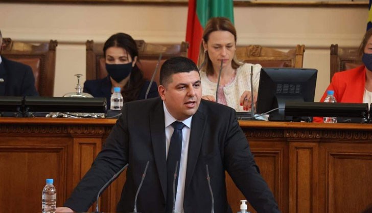 Основният проблем е, че нашите родители получават 300 лв. пенсия, което е обидно, заяви депутатът от ДБ