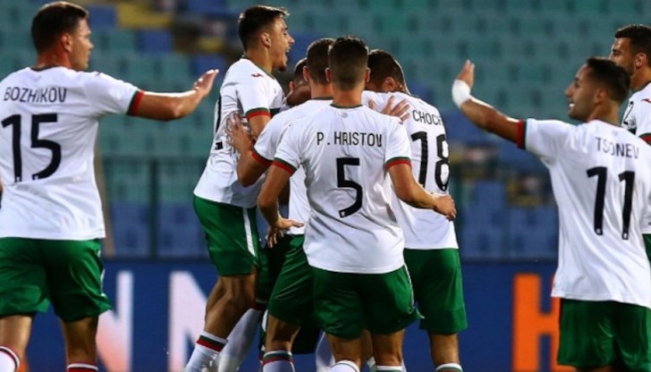 Националите ни ликуват върху Тодор Неделев, който отбеляза ефектен първи гол във вратата на Грузия Националите ни ликуват върху Тодор Неделев, който отбеляза ефектен първи гол във вратата на Грузия