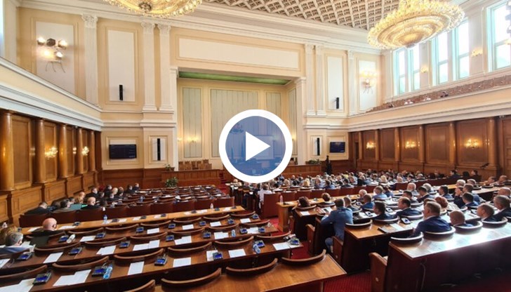 Депутатите започнаха пленарното заседание с урок по история от "Демократична България" с есе за 9-септемврийския преврат