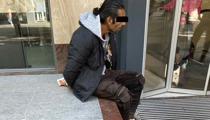 При бягството си апашът помита и събаря на земята възрастна жена При бягството си апашът помита и събаря на земята възрастна жена