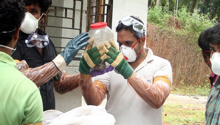 Първите симптоми са подобни на тези при грип: треска, гадене и силно главоболие. Някои пациенти развиват и проблеми с дишането Първите симптоми са подобни на тези при грип: треска, гадене и силно главоболие. Някои пациенти развиват и проблеми с дишането